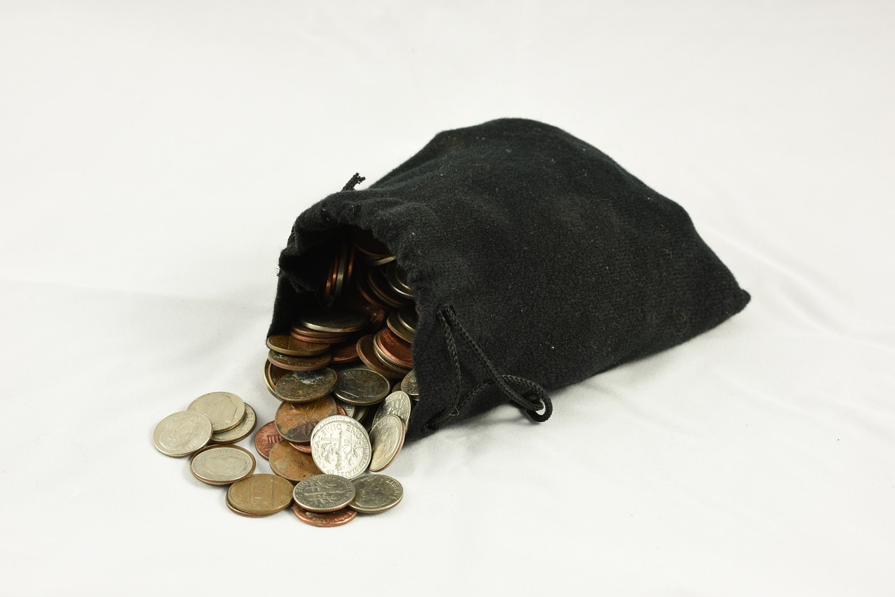 Wie kann der Münzsammler durch nur einmaliges Benutzen einer Waage herausfinden, in welchem der zehn Säckchen sich die leichteren Geldstücke befinden? /opajupp/der-muenzsammler/bag-of-coins-gcf275c2d9_1280.jpg