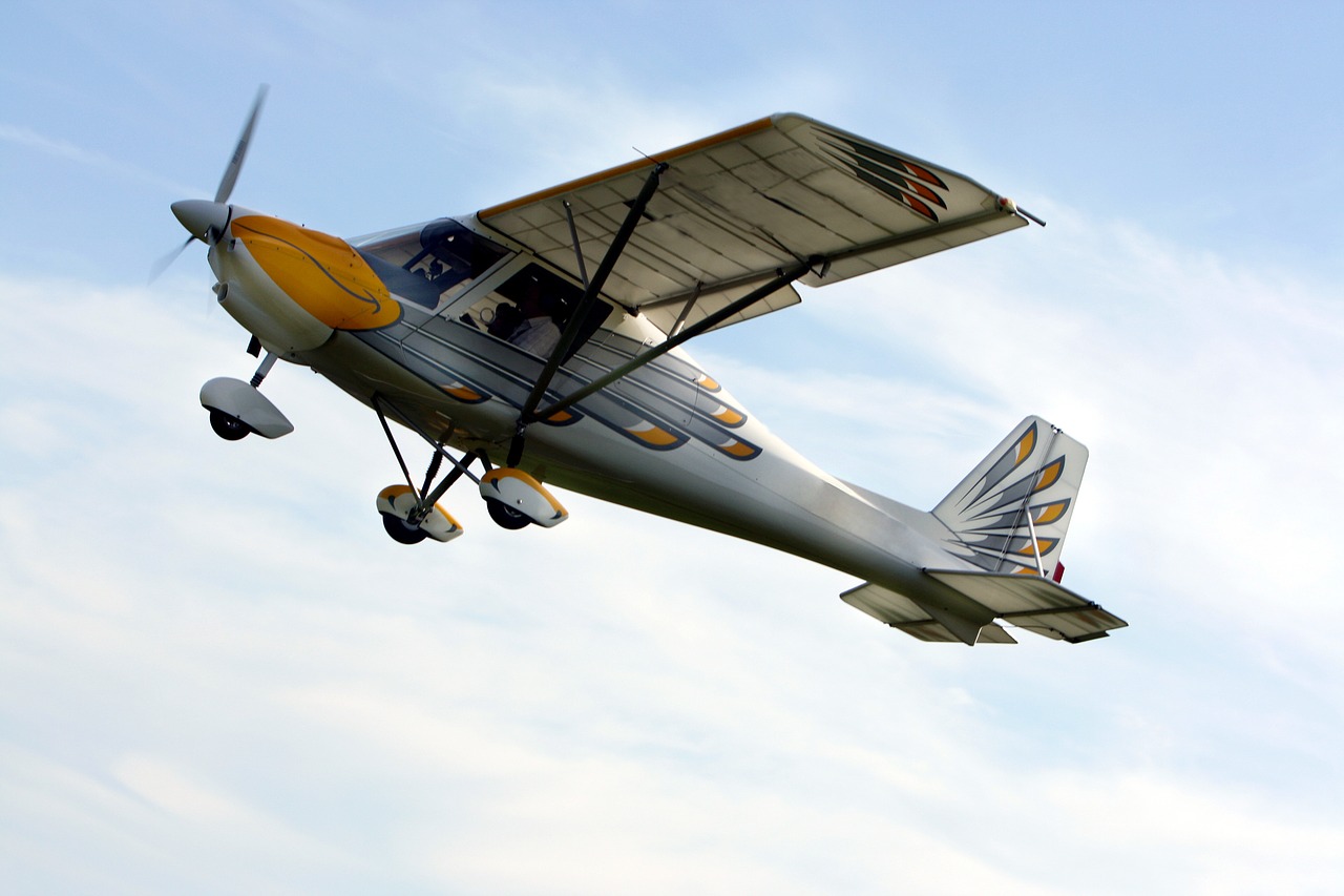 Welche Durchschnittsgeschwindigkeit erreicht das Flugzeug auf dem Gesamtfug (Hin- und Rückfug zusammengenommen)? /opajupp/mittlere-geschwindigkeit-des-sportflugzeugs/featured-image.jpg