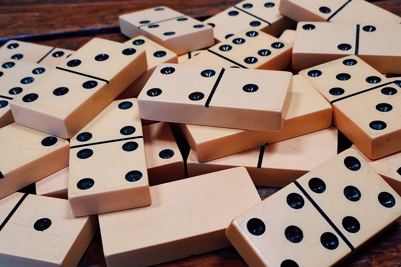 Bei einem Schachfeld werden die Felder oben links und unten rechts abgeschnitten. Ist es möglich, das gesamte Schachfeld mit 31 Dominosteinen abzudecken? /opajupp/schach-domino-raetsel/dominoes-g7f779d3d9_1280.jpg